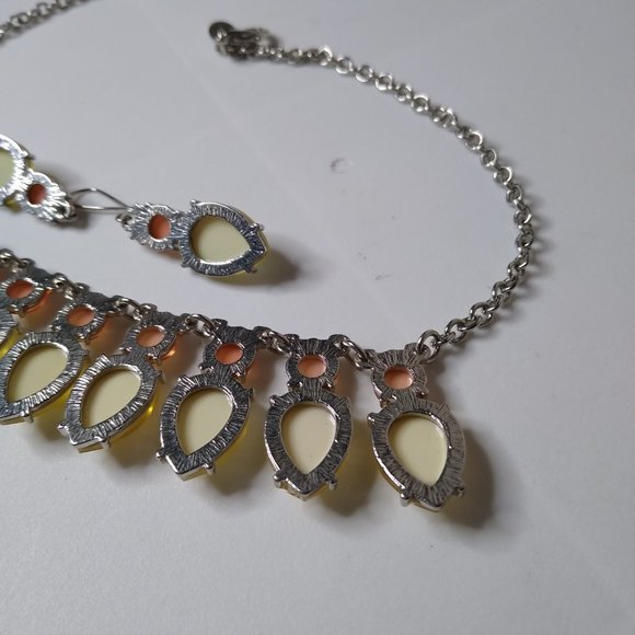 Vintage Charming Charlie Metal And Plastic Necklace And Earring Set - Picture 14 of 16